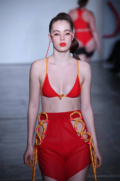 Nueva York Febrero Una Modelo Camina Por Pasarela Chromat Durante — Foto de Stock