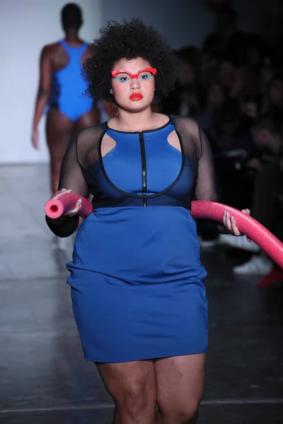 Nueva York Febrero Una Modelo Camina Por Pasarela Chromat Durante — Foto de Stock