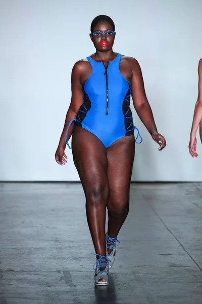 Nueva York Febrero Una Modelo Camina Por Pasarela Chromat Durante — Foto de Stock