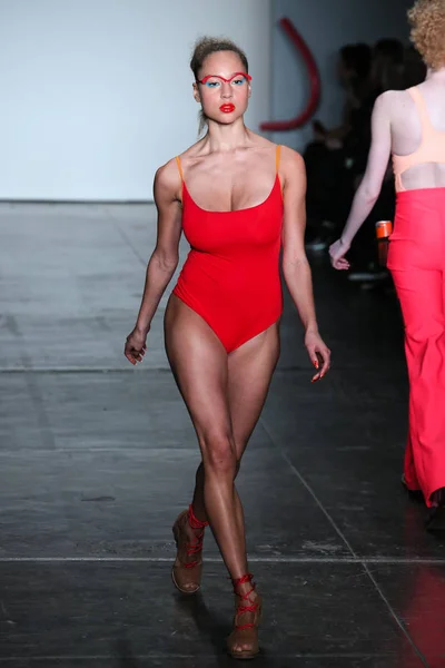 Nueva York Febrero Una Modelo Camina Por Pasarela Chromat Durante —  Fotos de Stock