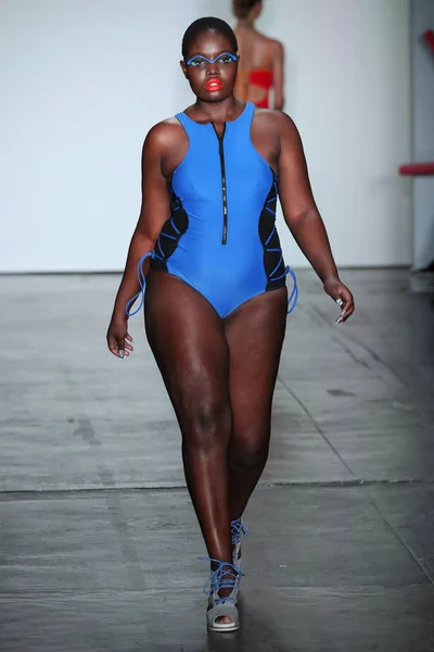 Nueva York Febrero Una Modelo Camina Por Pasarela Chromat Durante — Foto de Stock