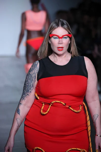 Nueva York Febrero Una Modelo Camina Por Pasarela Chromat Durante —  Fotos de Stock