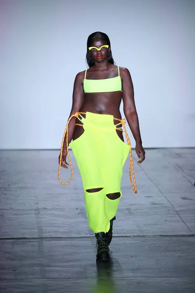 New York Février Mannequin Parcourt Piste Chromat Lors Fashion Week — Photo