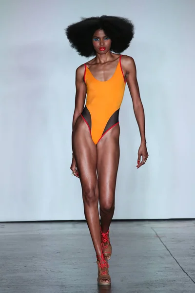 Nueva York Febrero Una Modelo Camina Por Pasarela Chromat Durante — Foto de Stock