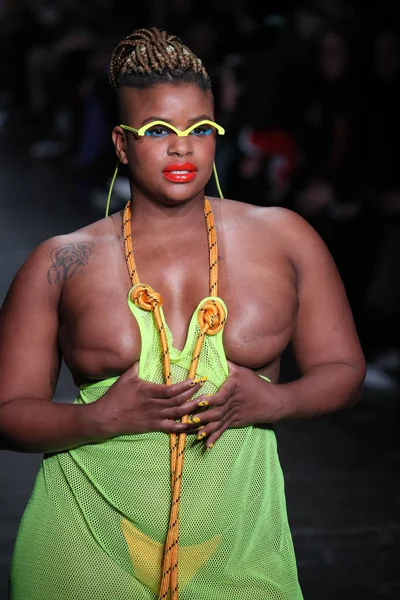 New York Février Mannequin Parcourt Piste Chromat Lors Fashion Week — Photo