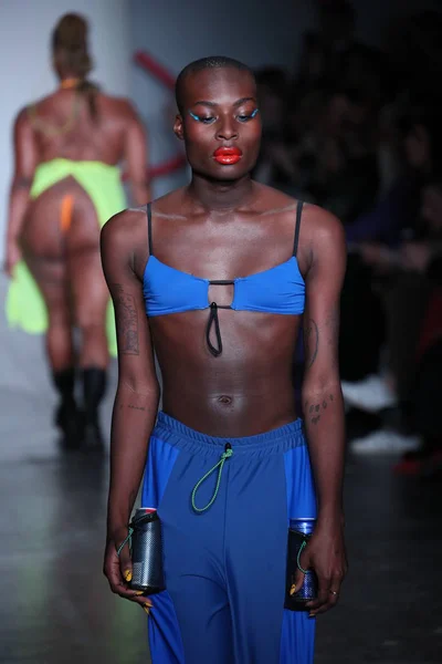 New York Février Mannequin Parcourt Piste Chromat Lors Fashion Week — Photo