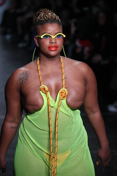 Nueva York Febrero Una Modelo Camina Por Pasarela Chromat Durante — Foto de Stock