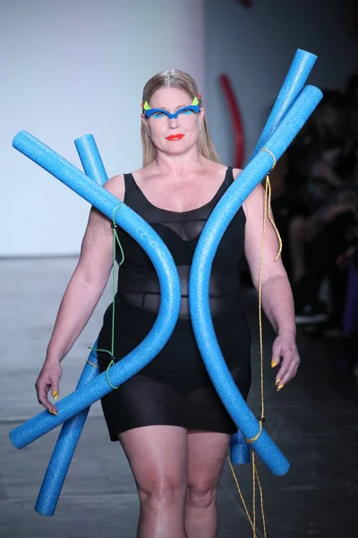 Nueva York Febrero Una Modelo Camina Por Pasarela Chromat Durante —  Fotos de Stock