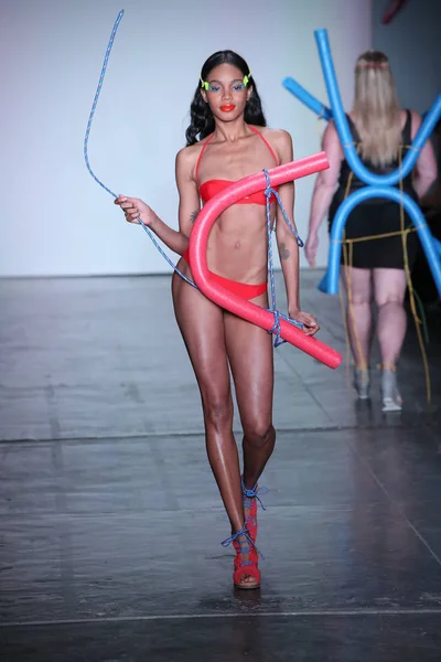 Nueva York Febrero Una Modelo Camina Por Pasarela Chromat Durante — Foto de Stock