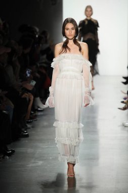 New York, Ny - Şubat 10: Manken pist Jonathan Simkhai için New York moda haftası sırasında yürür: gösterir Galerisi ben New York'ta 10 Şubat 2018 bahar stüdyolarında.