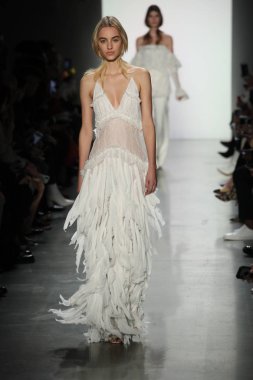 New York, Ny - Şubat 10: Manken pist Jonathan Simkhai için New York moda haftası sırasında yürür: gösterir Galerisi ben New York'ta 10 Şubat 2018 bahar stüdyolarında.