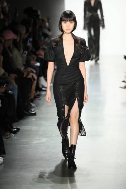 New York, Ny - Şubat 10: Manken pist Jonathan Simkhai için New York moda haftası sırasında yürür: gösterir Galerisi ben New York'ta 10 Şubat 2018 bahar stüdyolarında.