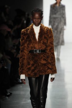 New York, Ny - Şubat 10: Manken pist Jonathan Simkhai için New York moda haftası sırasında yürür: gösterir Galerisi ben New York'ta 10 Şubat 2018 bahar stüdyolarında.