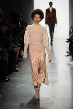 New York, Ny - Şubat 10: Manken pist Jonathan Simkhai için New York moda haftası sırasında yürür: gösterir Galerisi ben New York'ta 10 Şubat 2018 bahar stüdyolarında.