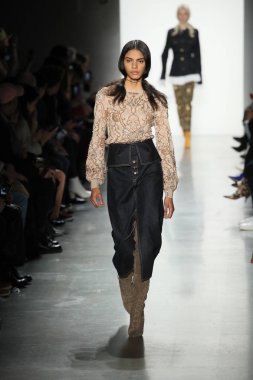 New York, Ny - Şubat 10: Manken pist Jonathan Simkhai için New York moda haftası sırasında yürür: gösterir Galerisi ben New York'ta 10 Şubat 2018 bahar stüdyolarında.