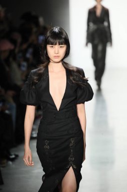 New York, Ny - Şubat 10: Manken pist Jonathan Simkhai için New York moda haftası sırasında yürür: gösterir Galerisi ben New York'ta 10 Şubat 2018 bahar stüdyolarında.