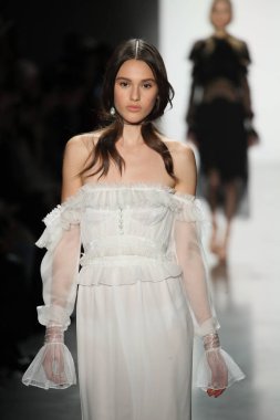 New York, Ny - Şubat 10: Manken pist Jonathan Simkhai için New York moda haftası sırasında yürür: gösterir Galerisi ben New York'ta 10 Şubat 2018 bahar stüdyolarında.