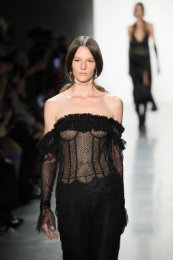 New York, Ny - Şubat 10: Manken pist Jonathan Simkhai için New York moda haftası sırasında yürür: gösterir Galerisi ben New York'ta 10 Şubat 2018 bahar stüdyolarında.