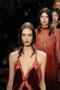 New York, Ny - Şubat 10: Modelleri yürüyüş pist final Jonathan Simkhai New York moda haftası sırasında için: gösterir Galerisi ben New York'ta 10 Şubat 2018 bahar stüdyolarında.