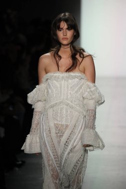 New York, Ny - Şubat 10: Manken pist Jonathan Simkhai için New York moda haftası sırasında yürür: gösterir Galerisi ben New York'ta 10 Şubat 2018 bahar stüdyolarında.