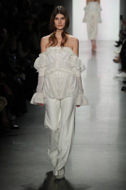 New York, Ny - Şubat 10: Manken pist Jonathan Simkhai için New York moda haftası sırasında yürür: gösterir Galerisi ben New York'ta 10 Şubat 2018 bahar stüdyolarında.