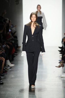 New York, Ny - Şubat 10: Manken pist Jonathan Simkhai için New York moda haftası sırasında yürür: gösterir Galerisi ben New York'ta 10 Şubat 2018 bahar stüdyolarında.