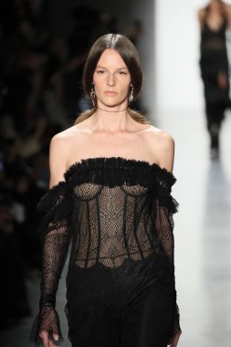 New York, Ny - Şubat 10: Manken pist Jonathan Simkhai için New York moda haftası sırasında yürür: gösterir Galerisi ben New York'ta 10 Şubat 2018 bahar stüdyolarında.