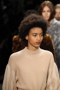 New York, Ny - Şubat 10: Modelleri yürüyüş pist final Jonathan Simkhai New York moda haftası sırasında için: gösterir Galerisi ben New York'ta 10 Şubat 2018 bahar stüdyolarında.