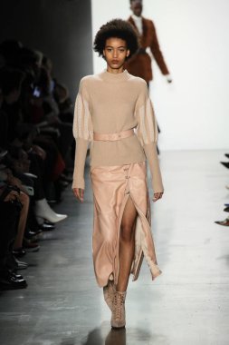 New York, Ny - Şubat 10: Manken pist Jonathan Simkhai için New York moda haftası sırasında yürür: gösterir Galerisi ben New York'ta 10 Şubat 2018 bahar stüdyolarında.