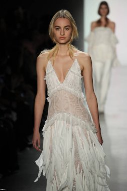 New York, Ny - Şubat 10: Manken pist Jonathan Simkhai için New York moda haftası sırasında yürür: gösterir Galerisi ben New York'ta 10 Şubat 2018 bahar stüdyolarında.