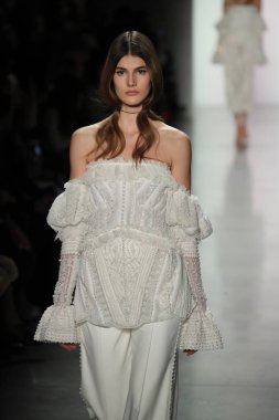 New York, Ny - Şubat 10: Manken pist Jonathan Simkhai için New York moda haftası sırasında yürür: gösterir Galerisi ben New York'ta 10 Şubat 2018 bahar stüdyolarında.
