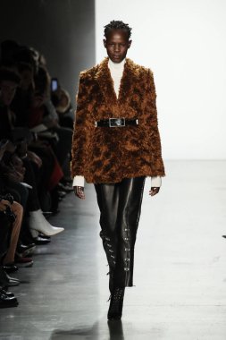 New York, Ny - Şubat 10: Manken pist Jonathan Simkhai için New York moda haftası sırasında yürür: gösterir Galerisi ben New York'ta 10 Şubat 2018 bahar stüdyolarında.