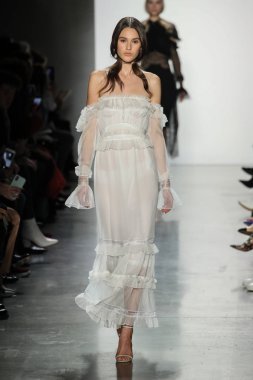 New York, Ny - Şubat 10: Manken pist Jonathan Simkhai için New York moda haftası sırasında yürür: gösterir Galerisi ben New York'ta 10 Şubat 2018 bahar stüdyolarında.