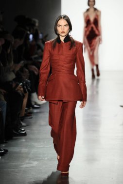 New York, Ny - Şubat 10: Manken pist Jonathan Simkhai için New York moda haftası sırasında yürür: gösterir Galerisi ben New York'ta 10 Şubat 2018 bahar stüdyolarında.