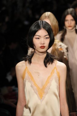 New York, Ny - Şubat 10: Modelleri yürüyüş pist final Jonathan Simkhai New York moda haftası sırasında için: gösterir Galerisi ben New York'ta 10 Şubat 2018 bahar stüdyolarında.