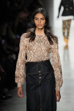 New York, Ny - Şubat 10: Manken pist Jonathan Simkhai için New York moda haftası sırasında yürür: gösterir Galerisi ben New York'ta 10 Şubat 2018 bahar stüdyolarında.