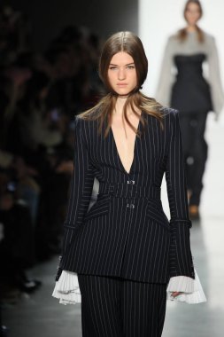 New York, Ny - Şubat 10: Manken pist Jonathan Simkhai için New York moda haftası sırasında yürür: gösterir Galerisi ben New York'ta 10 Şubat 2018 bahar stüdyolarında.