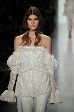 New York, Ny - Şubat 10: Manken pist Jonathan Simkhai için New York moda haftası sırasında yürür: gösterir Galerisi ben New York'ta 10 Şubat 2018 bahar stüdyolarında.