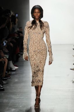 New York, Ny - Şubat 10: Manken pist Jonathan Simkhai için New York moda haftası sırasında yürür: gösterir Galerisi ben New York'ta 10 Şubat 2018 bahar stüdyolarında.