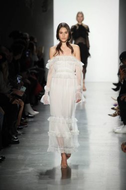 New York, Ny - Şubat 10: Manken pist Jonathan Simkhai için New York moda haftası sırasında yürür: gösterir Galerisi ben New York'ta 10 Şubat 2018 bahar stüdyolarında.