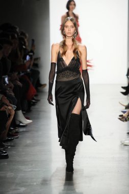 New York, Ny - Şubat 10: Manken pist Jonathan Simkhai için New York moda haftası sırasında yürür: gösterir Galerisi ben New York'ta 10 Şubat 2018 bahar stüdyolarında.