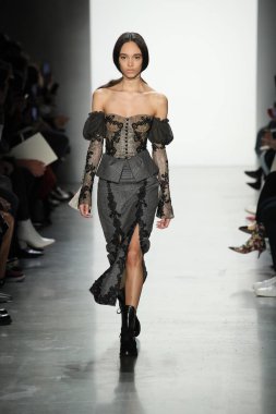 New York, Ny - Şubat 10: Manken pist Jonathan Simkhai için New York moda haftası sırasında yürür: gösterir Galerisi ben New York'ta 10 Şubat 2018 bahar stüdyolarında.