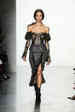 New York, Ny - Şubat 10: Manken pist Jonathan Simkhai için New York moda haftası sırasında yürür: gösterir Galerisi ben New York'ta 10 Şubat 2018 bahar stüdyolarında.