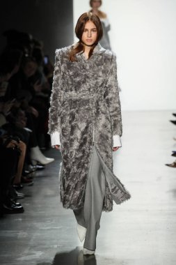 New York, Ny - Şubat 10: Manken pist Jonathan Simkhai için New York moda haftası sırasında yürür: gösterir Galerisi ben New York'ta 10 Şubat 2018 bahar stüdyolarında.