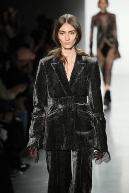 New York, Ny - Şubat 10: Manken pist Jonathan Simkhai için New York moda haftası sırasında yürür: gösterir Galerisi ben New York'ta 10 Şubat 2018 bahar stüdyolarında.