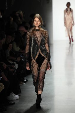 New York, Ny - Şubat 10: Manken pist Jonathan Simkhai için New York moda haftası sırasında yürür: gösterir Galerisi ben New York'ta 10 Şubat 2018 bahar stüdyolarında.