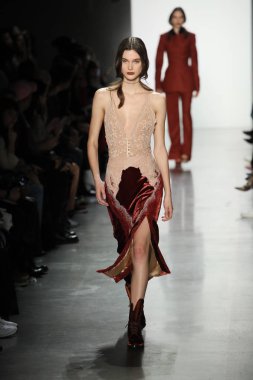 New York, Ny - Şubat 10: Manken pist Jonathan Simkhai için New York moda haftası sırasında yürür: gösterir Galerisi ben New York'ta 10 Şubat 2018 bahar stüdyolarında.