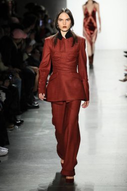 New York, Ny - Şubat 10: Manken pist Jonathan Simkhai için New York moda haftası sırasında yürür: gösterir Galerisi ben New York'ta 10 Şubat 2018 bahar stüdyolarında.