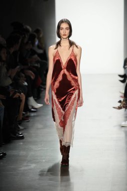 New York, Ny - Şubat 10: Manken pist Jonathan Simkhai için New York moda haftası sırasında yürür: gösterir Galerisi ben New York'ta 10 Şubat 2018 bahar stüdyolarında.