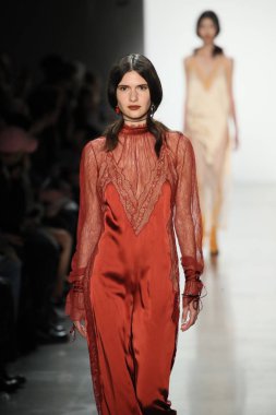 New York, Ny - Şubat 10: Manken pist Jonathan Simkhai için New York moda haftası sırasında yürür: gösterir Galerisi ben New York'ta 10 Şubat 2018 bahar stüdyolarında.